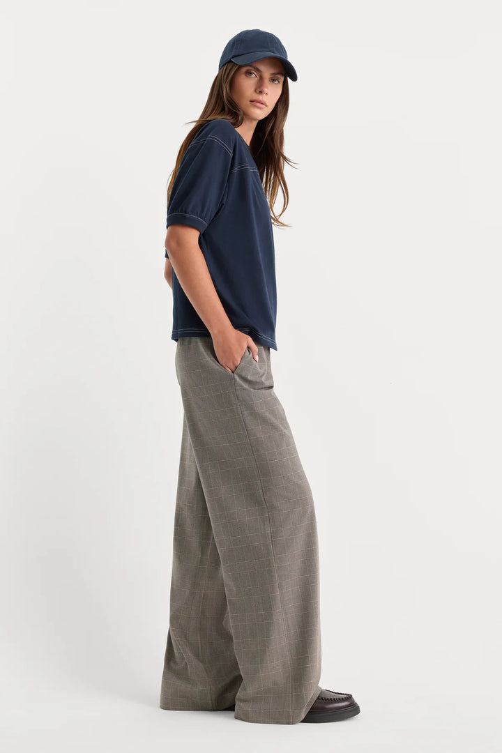good American the pull on mid rise trouser gray plaid with a dark top and black shoes