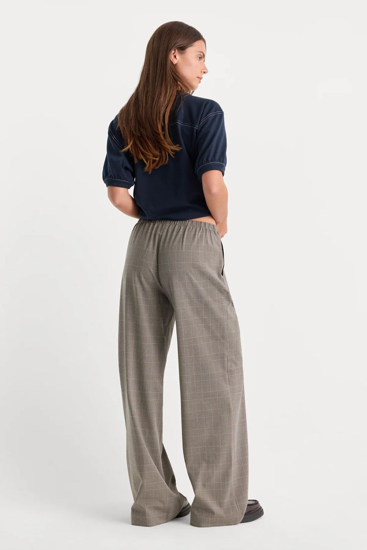 good American the pull on mid rise trouser gray plaid with a dark top and black shoes