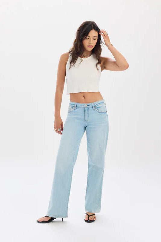 daze denim keeper low rise straight leg light wash jeans with black flip flops and white crop top 