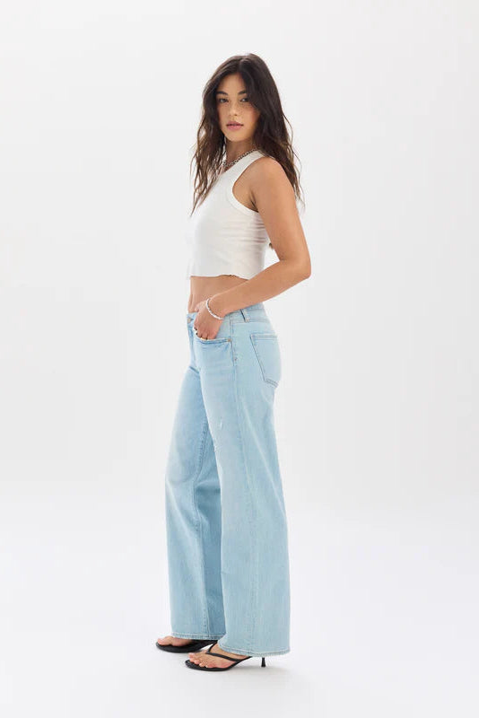 daze denim keeper low rise straight leg light wash jeans with black flip flops and white crop top 
