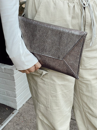 maxwell-james-jeans-cora-metallic-clutch-chainn-strap-purse