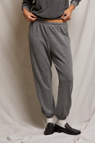 maxwell-james-perfect-white-tee-stevie-cotton-fleece-easy-sweatpant-dark-heather-grey