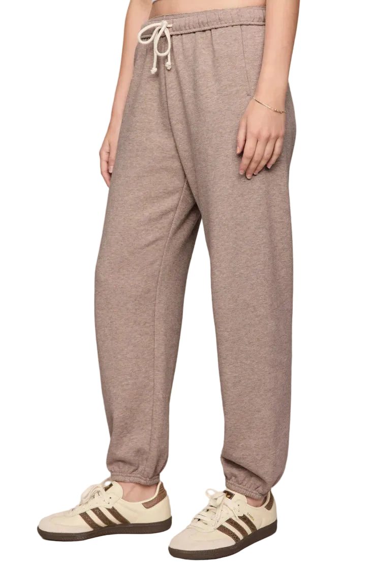 z supply uptown classic fleece drawstring joggers Heather Ash oatmeal taple with cream and brown tennis shoes