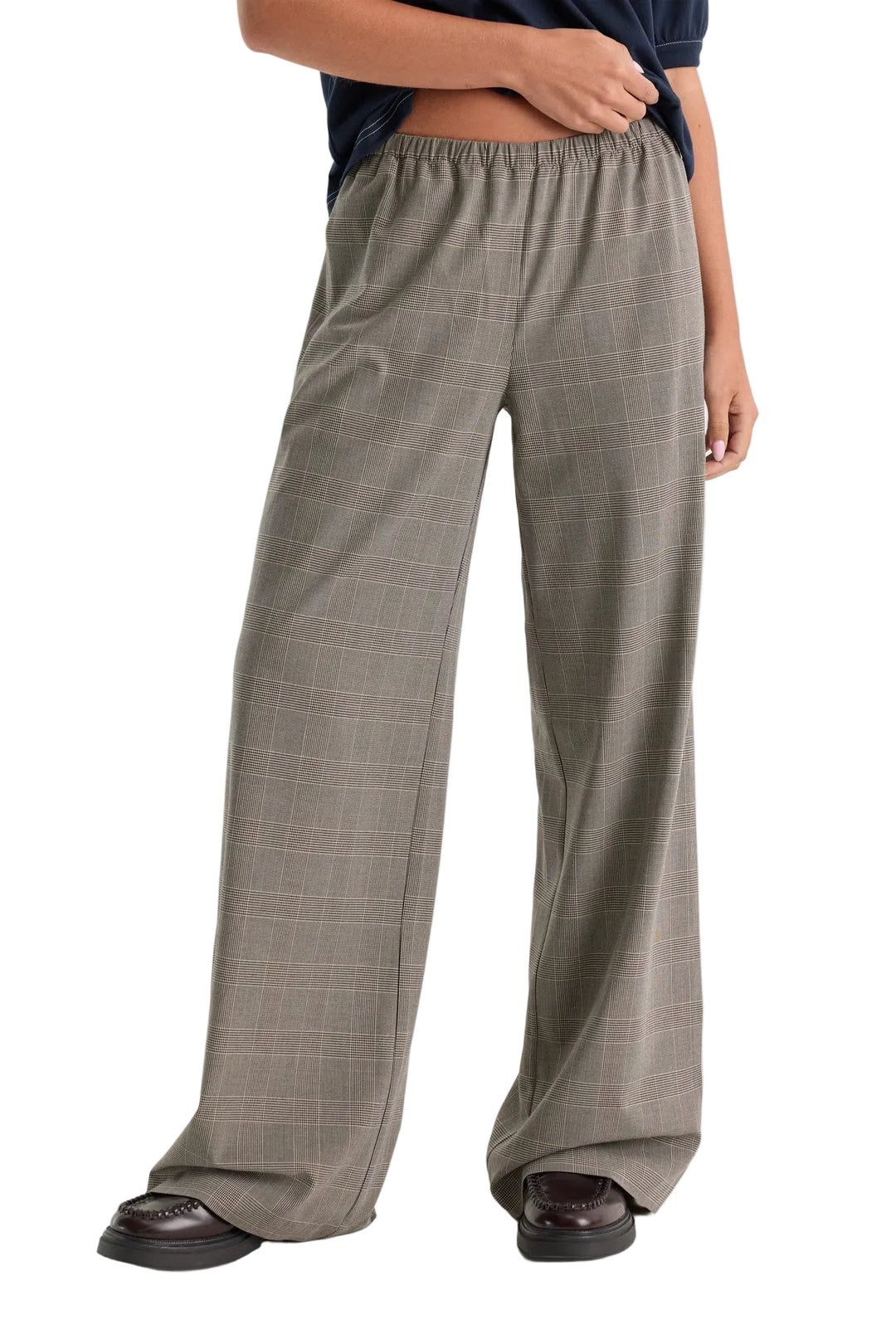 good American the pull on mid rise trouser gray plaid with a dark top and black shoes