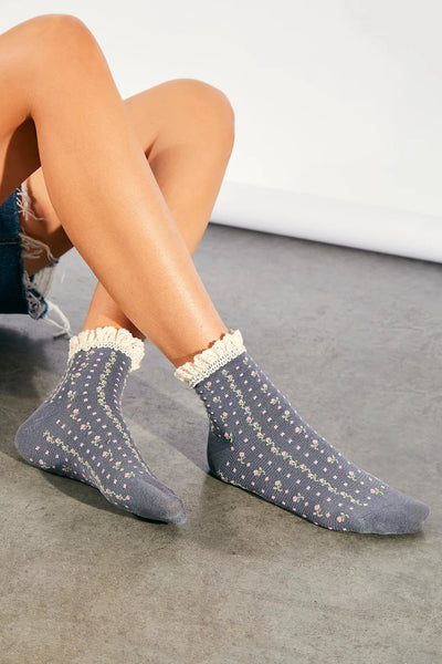 maxwell-james-free-people-rosebud-waffle-knit-ankle-socks-charcoal